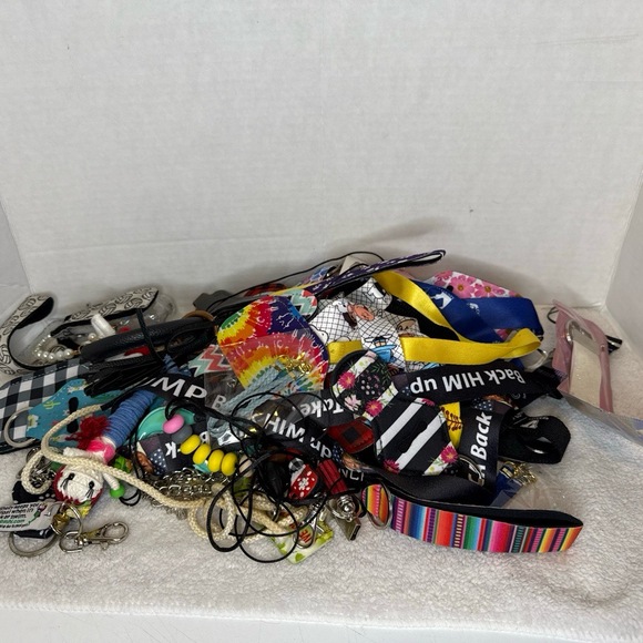 Accessories - 1.5 Pounds Of Assorted Keychains‎ KeyFobs Lanyards Grab Bag
